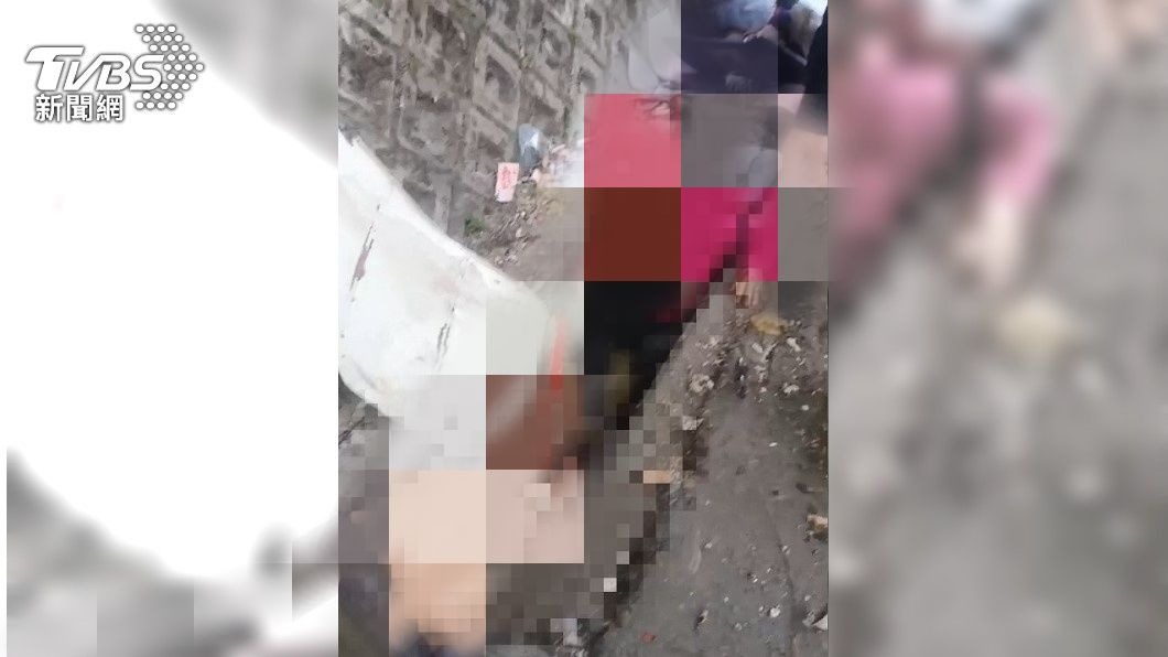 蘇花車禍有乘客被噴飛至水溝後，遭車門壓制住動彈不得。（圖／TVBS）
