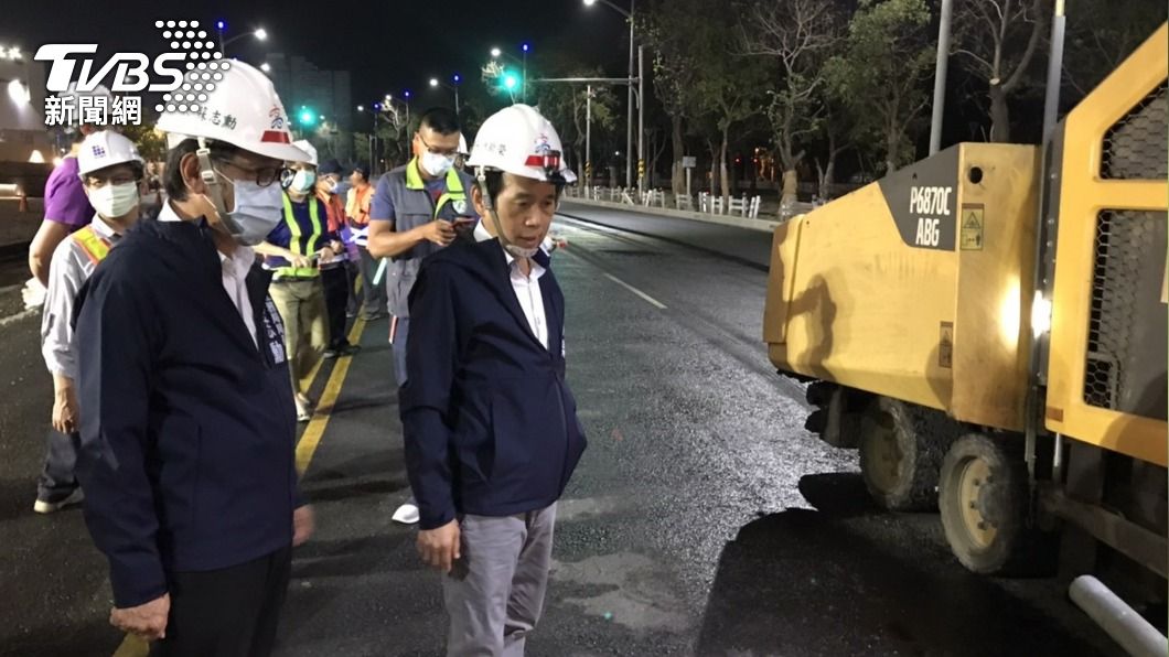高市副市長林欽榮(前右)16日晚視察拓寬工程。(圖/中央社)