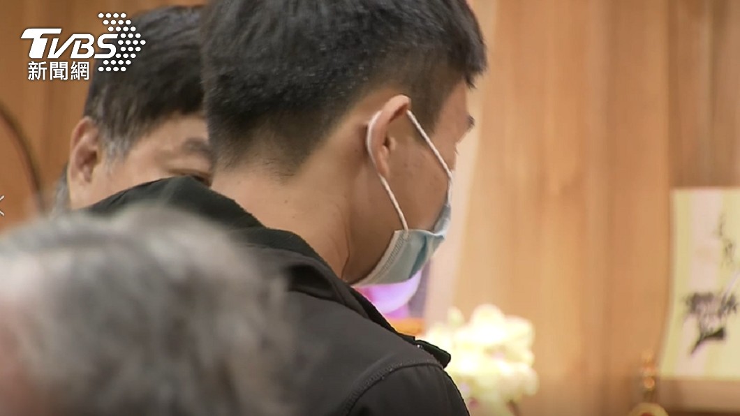 呂女弟弟也在靈堂哭到泣不成聲。(圖/TVBS資料畫面)