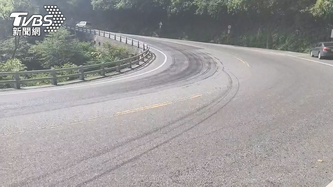 事故現場留有明顯煞車痕跡。（圖／TVBS）