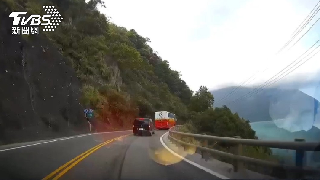 肇事遊覽車後方車輛的行車紀錄器畫面曝光。（圖／民眾邱先生提供）