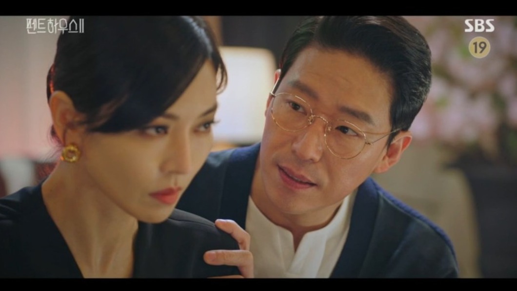 金素妍在劇中被未婚夫威脅。(圖/翻攝自《The Penthouse 2》劇照)