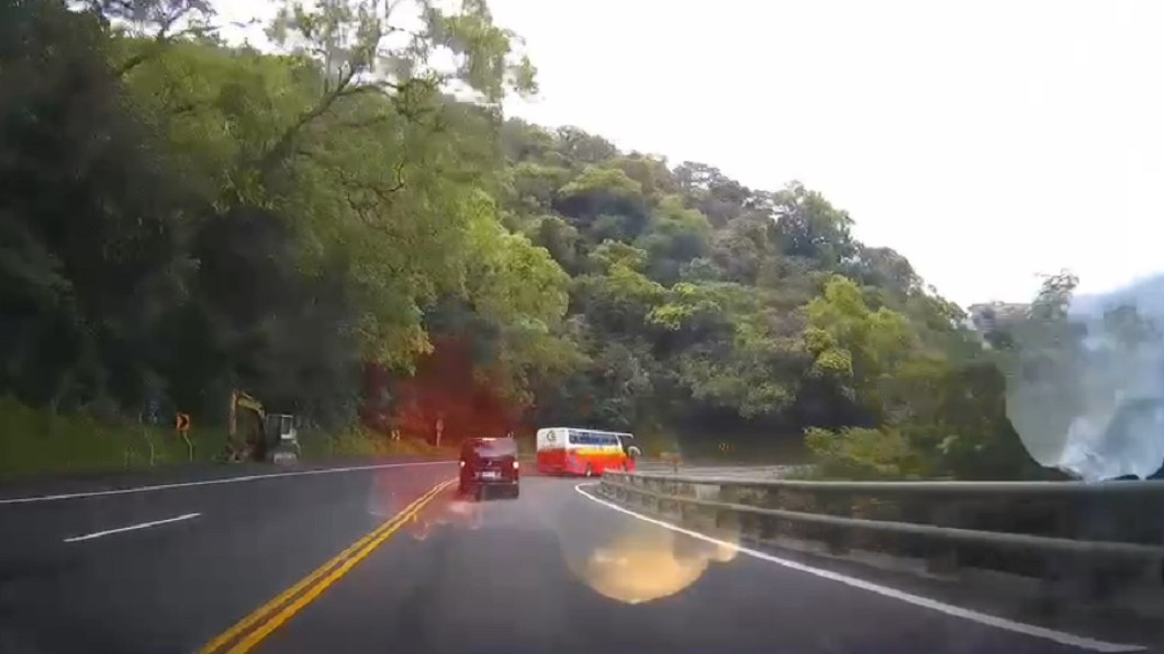 遊覽車不久後就失控撞上山壁。（圖／民眾邱先生提供）