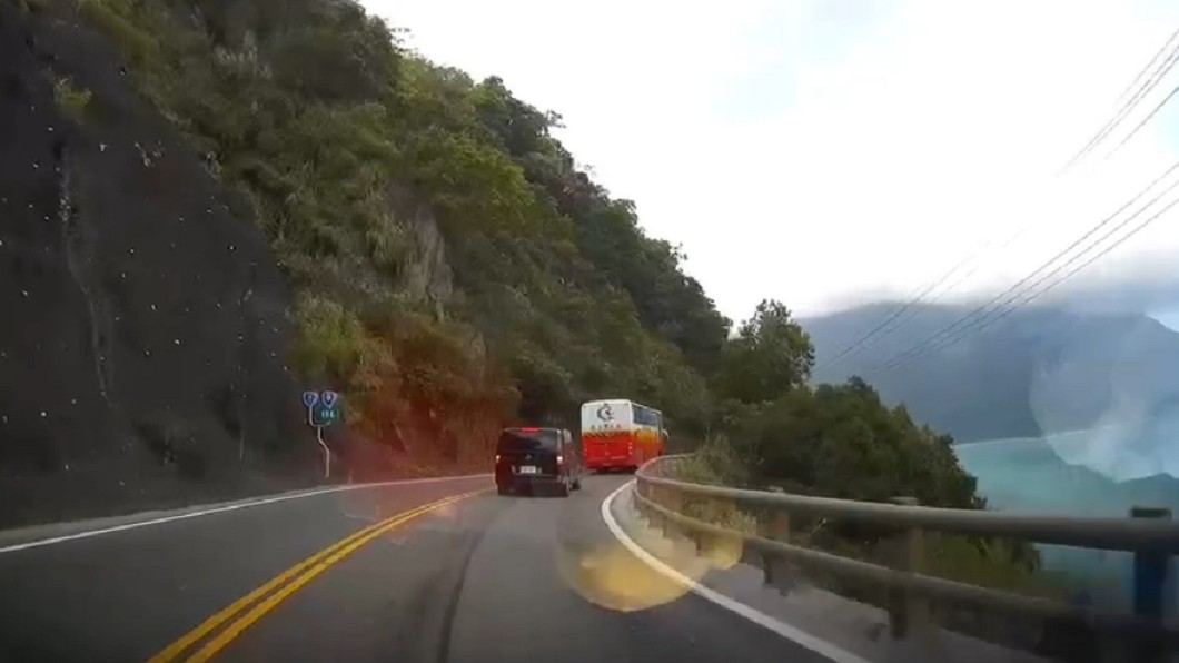 遊覽車連續過彎。（圖／民眾邱先生提供）