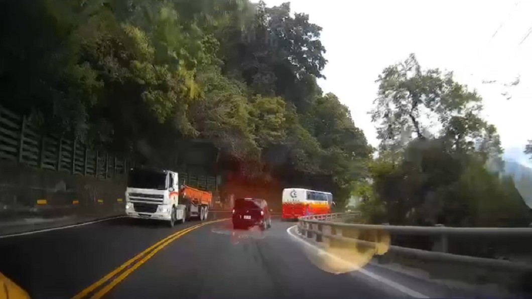 遊覽車高速過彎。（圖／民眾邱先生提供）