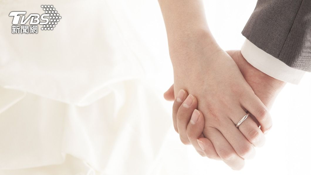 男子認為許多到了40歲還沒結婚的男子,不懂如何與女生相處。(示意圖/shutterstock達志影像)