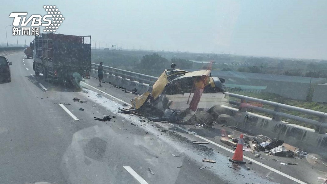 西濱又傳車禍!彰化段工程車被撞爛 1人卡車內急救中