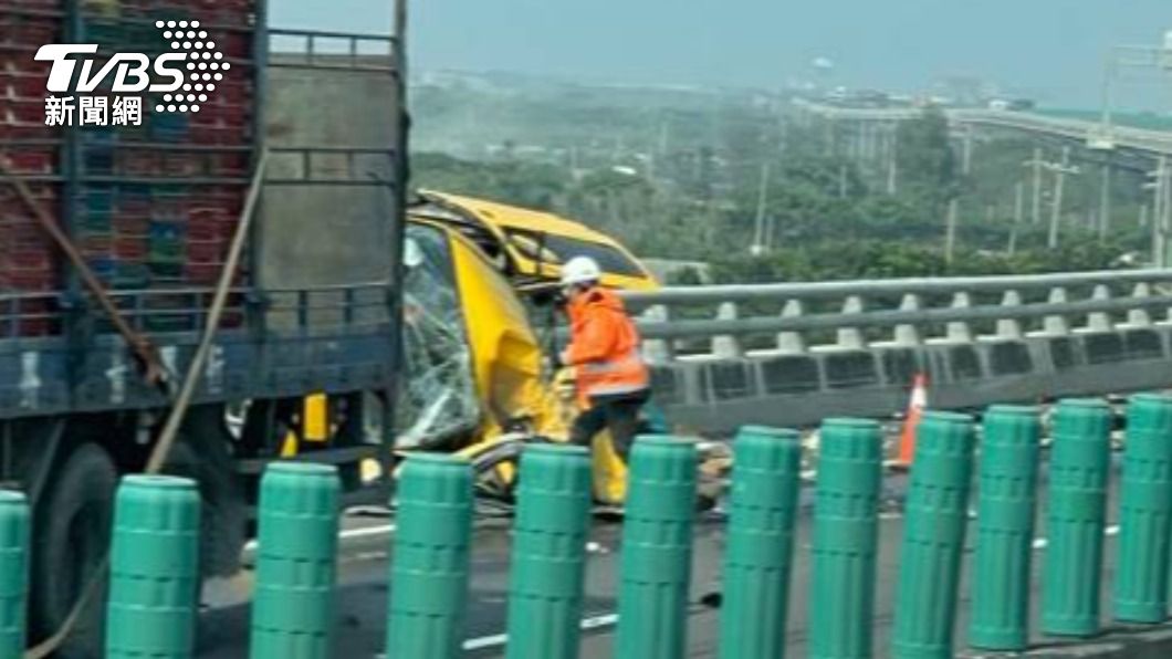 彰濱公路發生一起嚴重車禍。(圖/TVBS)