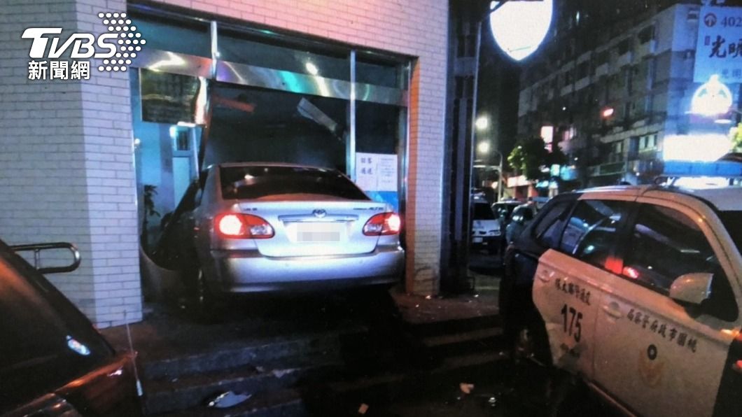 桃園男凌晨駕車撞進警局大門 企圖逃逸被逮送辦
