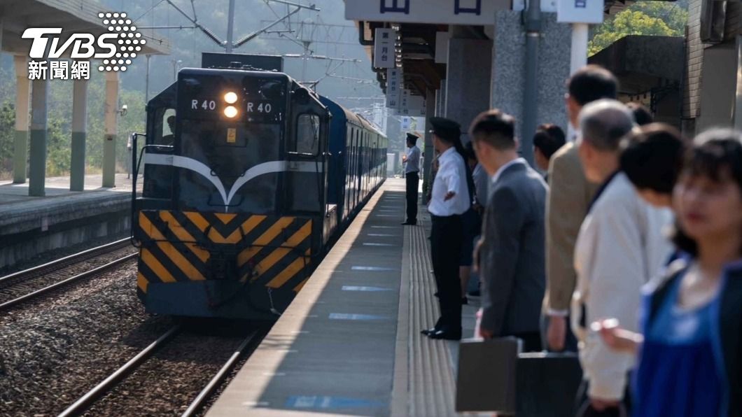 退役藍皮火車為八點檔重返軌道　鐵道迷興奮圍觀