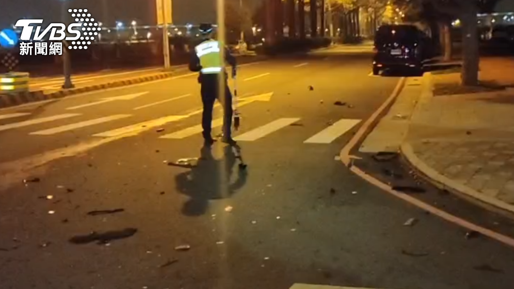 車禍現場滿是碎片。（圖／TVBS）