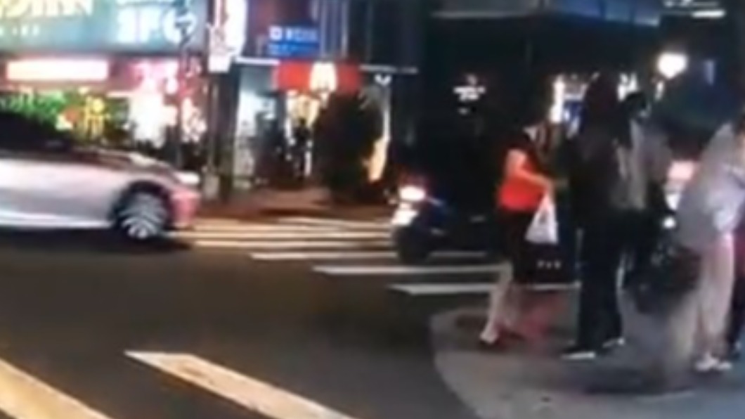 畫面右側一名媽媽在爆炸瞬間肉身護子。(圖/翻攝自爆料公社)