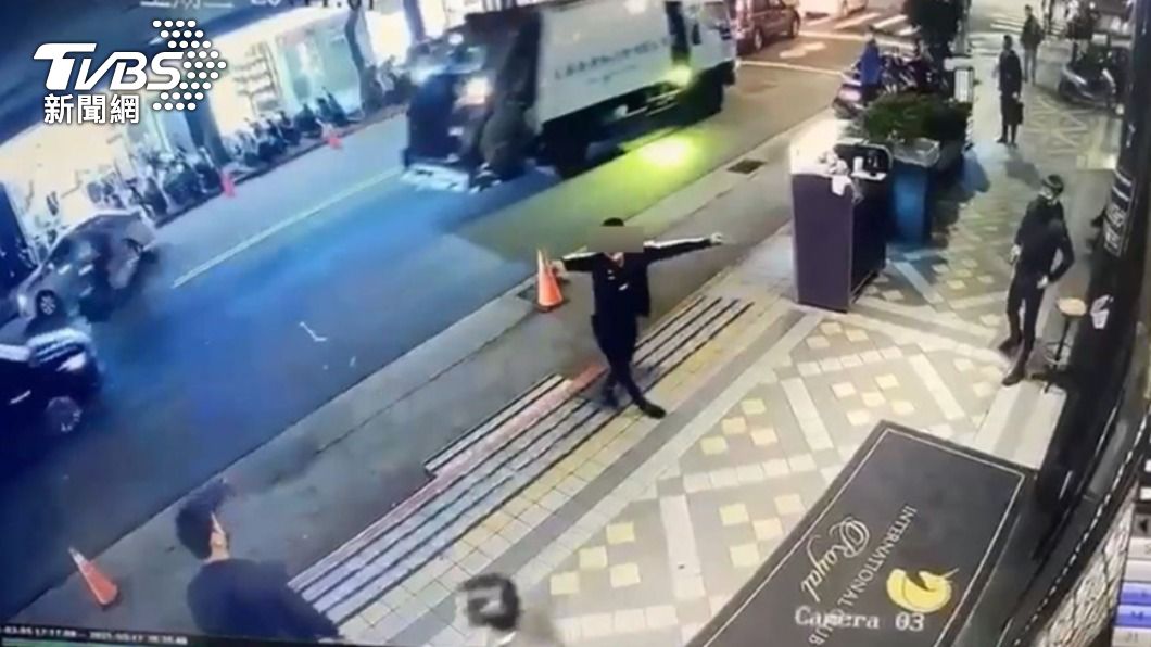 王男昨晚至林森北路一間酒店扔擲手榴彈。(圖/TVBS)