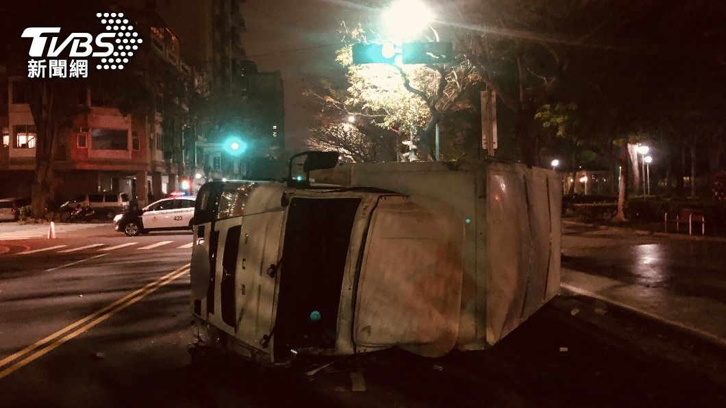台中小貨車翻覆女子噴飛亡 肇事小客車駕駛逃逸