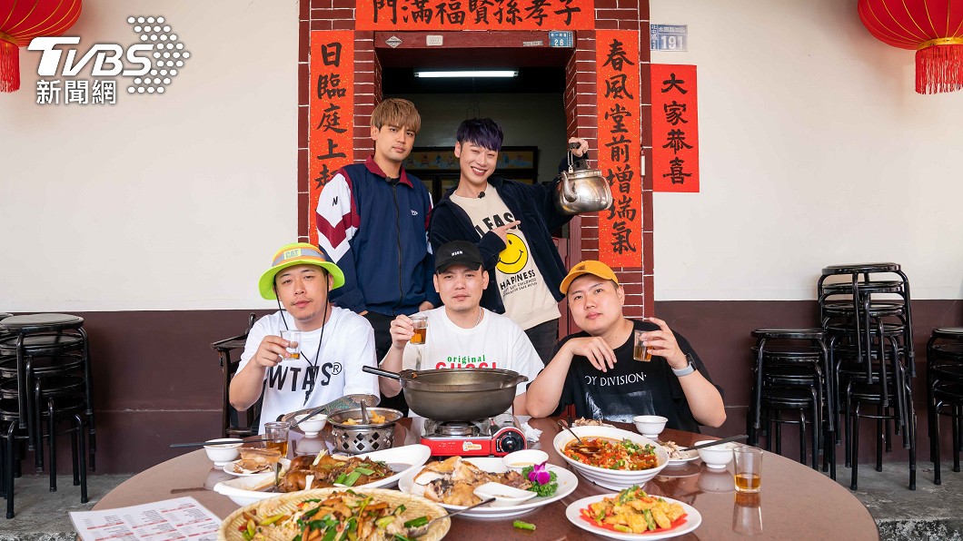 台客天團玖壹壹和狼人殺天團九賴,2大人氣團體大車拼。(圖/TVBS)