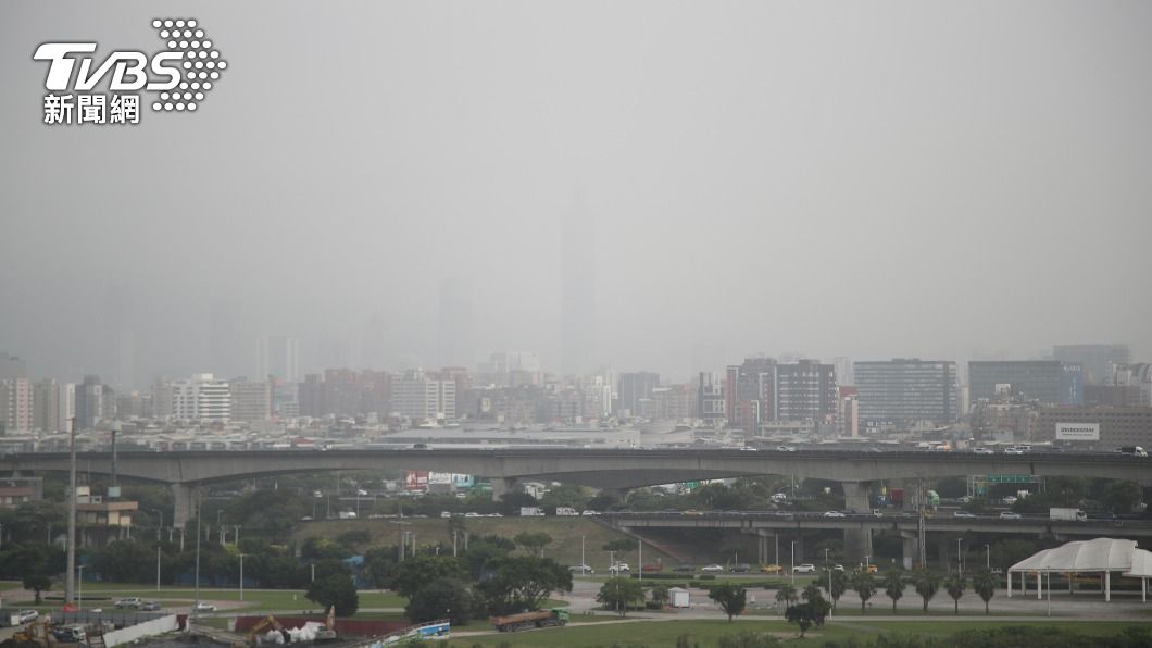 天空一片霧茫茫 北部雲嘉南高屏空氣品質亮紅燈