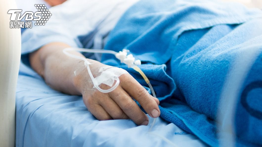 老翁因中風臥病在床,才意外讓家屬驚見帳單明細。(示意圖/shutterstock達志影像)