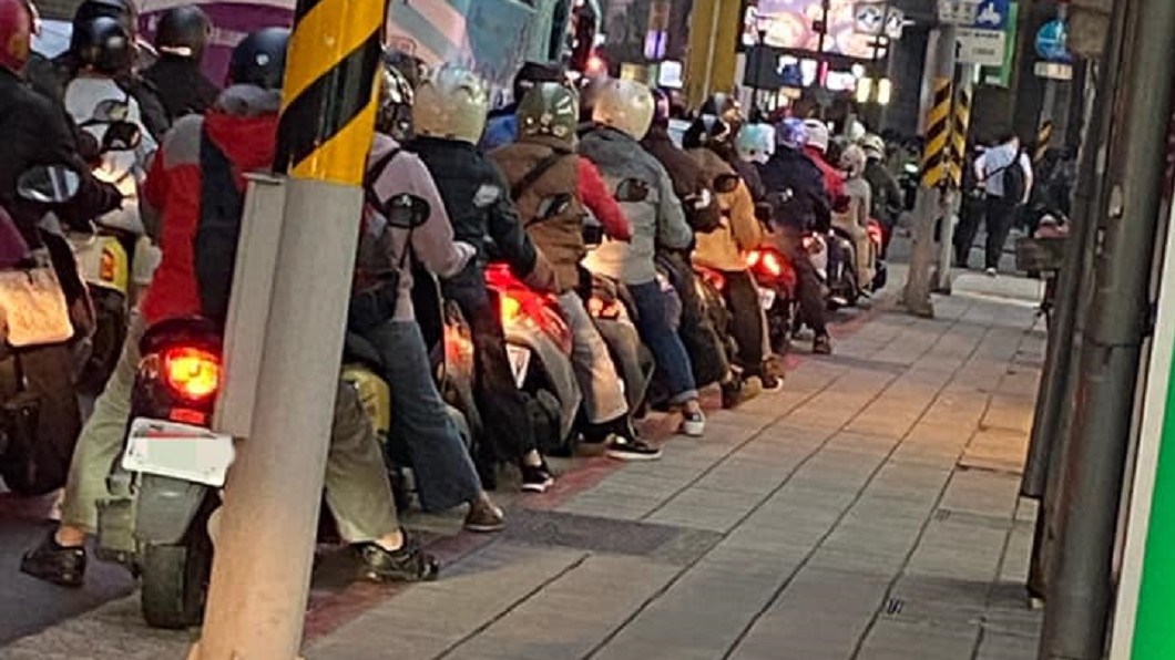 下班驚見機車族「蜈蚣饋咖」　魔性畫面笑翻網：神默契