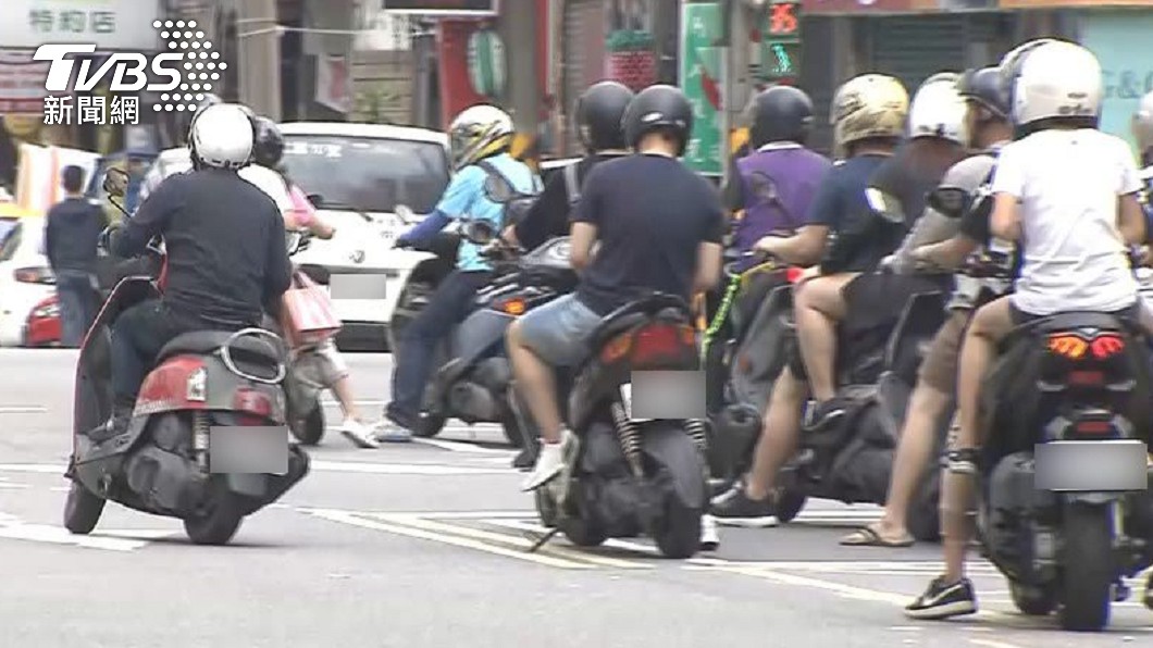 台灣的機車族在等紅燈時常會出現有趣舉動。(示意圖/TVBS資料畫面)