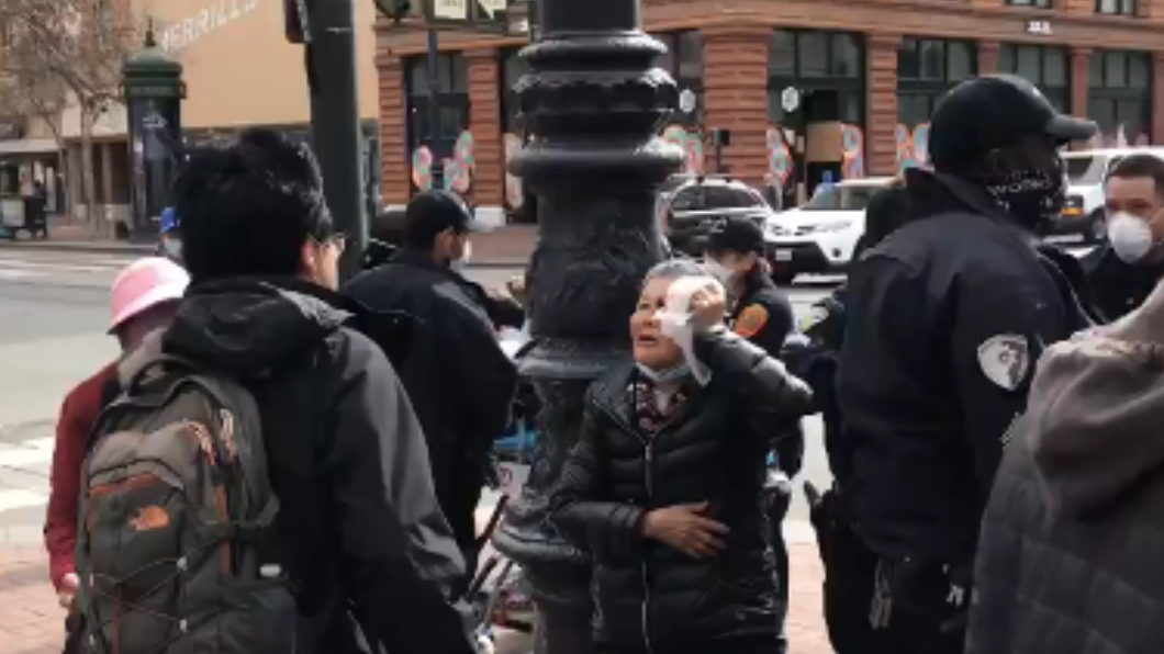 婦人向路過群眾哭訴。(圖/翻攝自DennisKPIX Twitter)