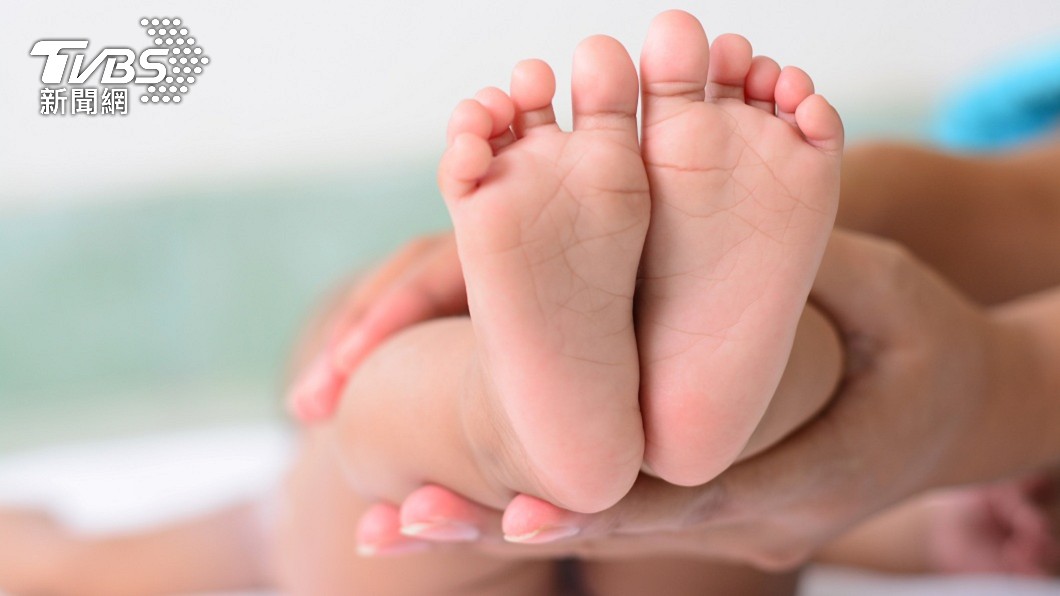 一名阿伯嫌媳婦生女兒是賠錢貨。(示意圖/shutterstock 達志影像)