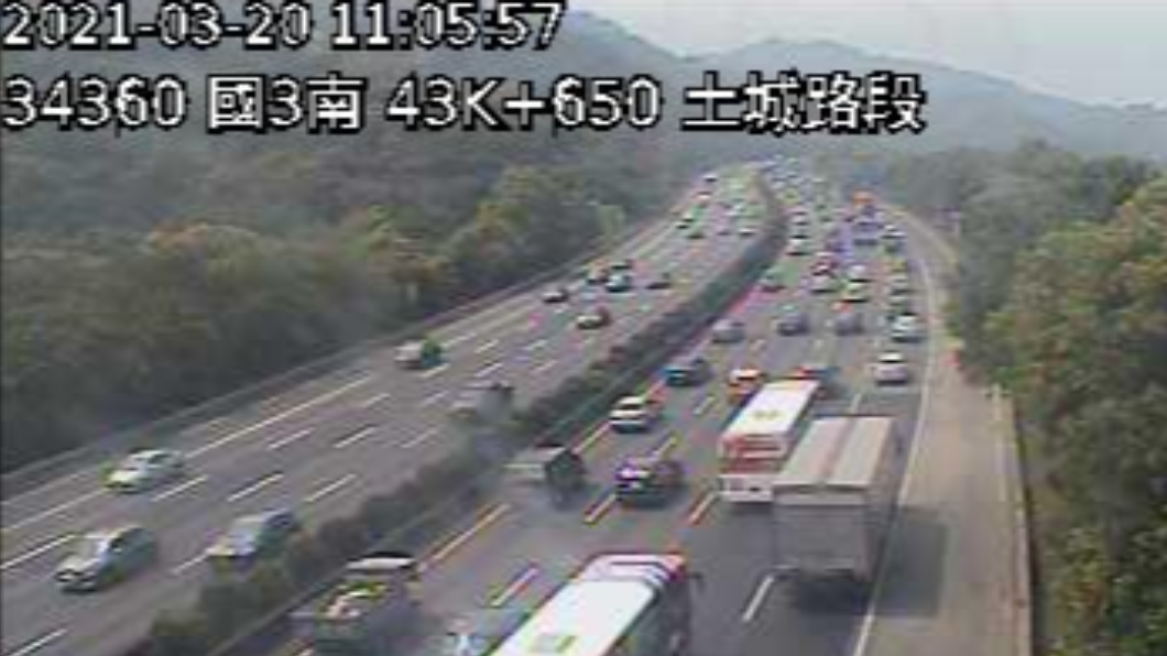 國道3號湧現車潮,車速僅有10多公里。(圖/翻攝自高速公路局網站)
