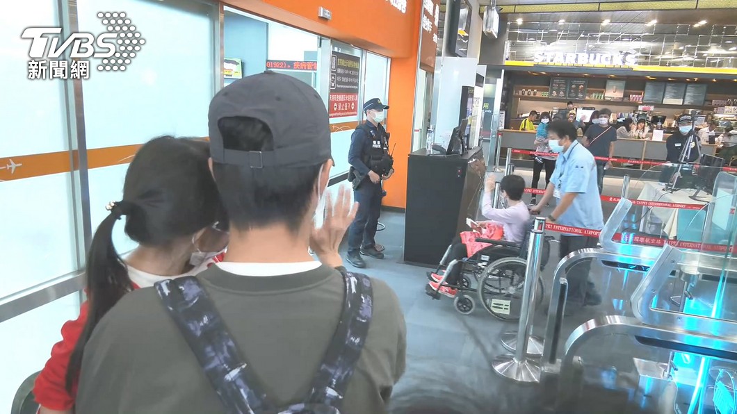 江宏傑與女兒小小愛現身機場送別岳母福原千代。(圖/TVBS)