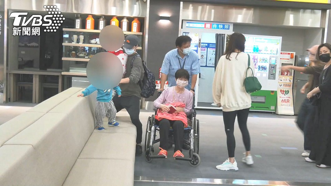 江宏傑與孩子的互動贏得外界讚賞。(圖/TVBS)