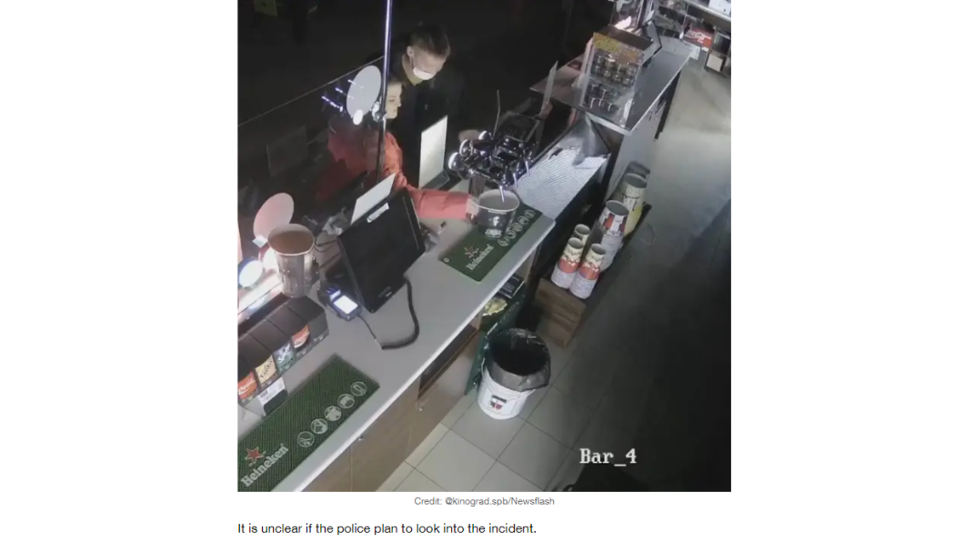 2人拿放爆米花的大紙桶裝取飲料。(圖/翻攝自LADbible)