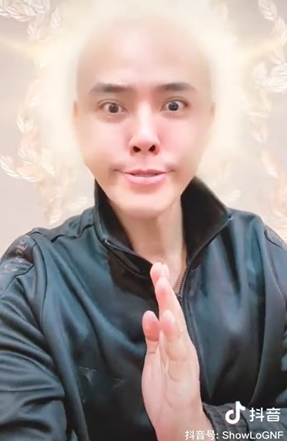 羅志祥套上特效變身光頭。(圖/翻攝自羅志祥抖音)