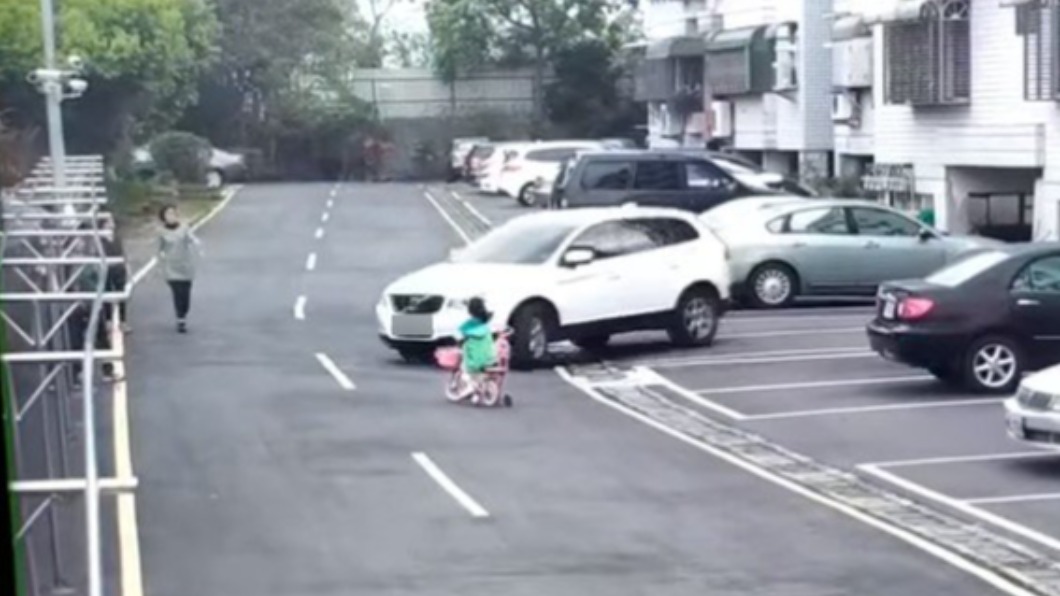 一名女童在騎腳踏車時遭駕駛逆向轉彎撞飛倒地。（圖／翻攝自當事人臉書）