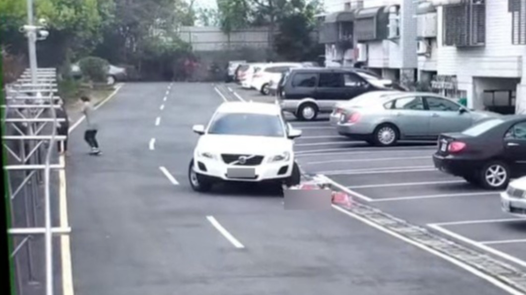 女童眼看有車駛出，停在路上卻慘遭撞擊。（圖／翻攝自當事人臉書）