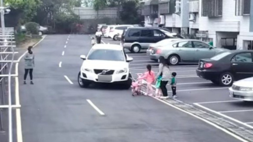 駕駛不僅沒下車查看女童情況，還反罵女童母親。（圖／翻攝自當事人臉書）