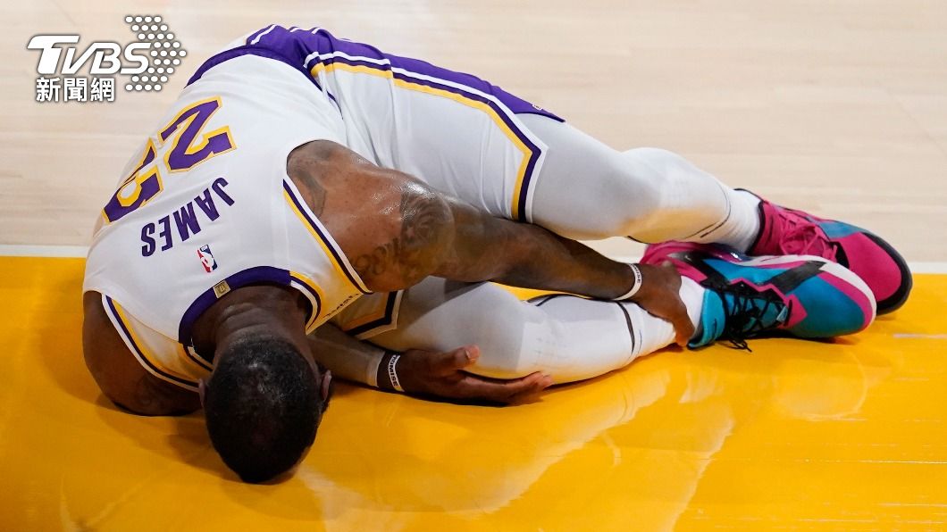 無限期缺陣! LeBron James腳踝扭傷提前退場