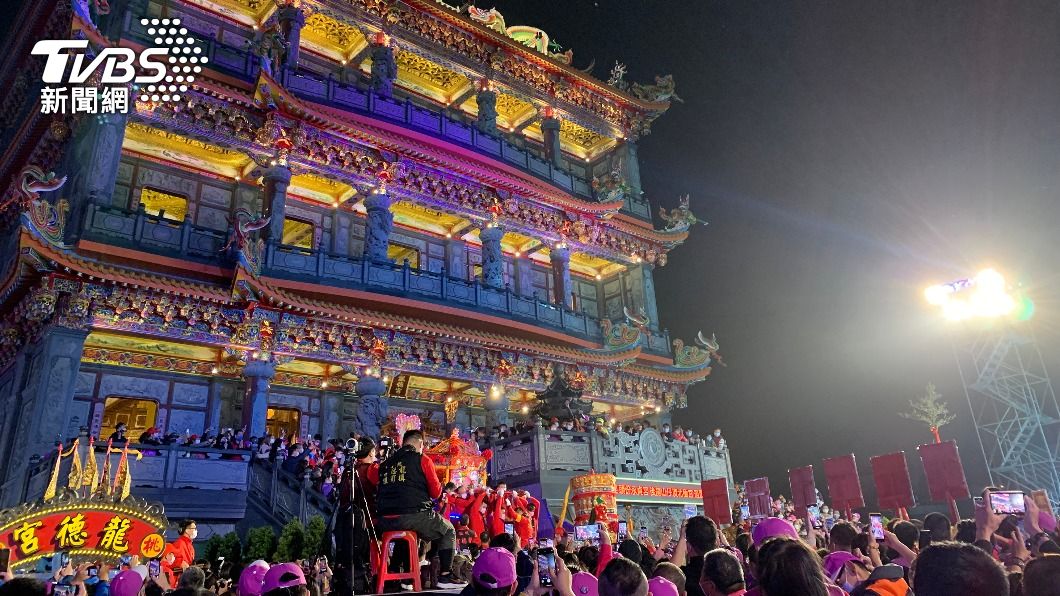 桃園龍德宮20日晚間9時舉行起馬儀式,現場大批信眾湧入,場面十分熱鬧。(圖/中央社)
