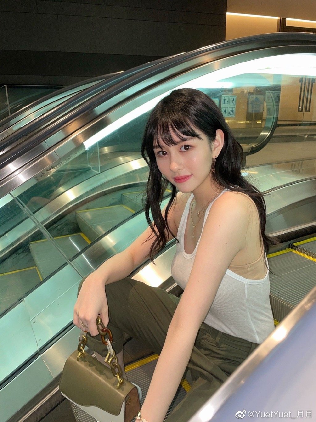 沈月展現身材曲線。(圖/翻攝自沈月微博)