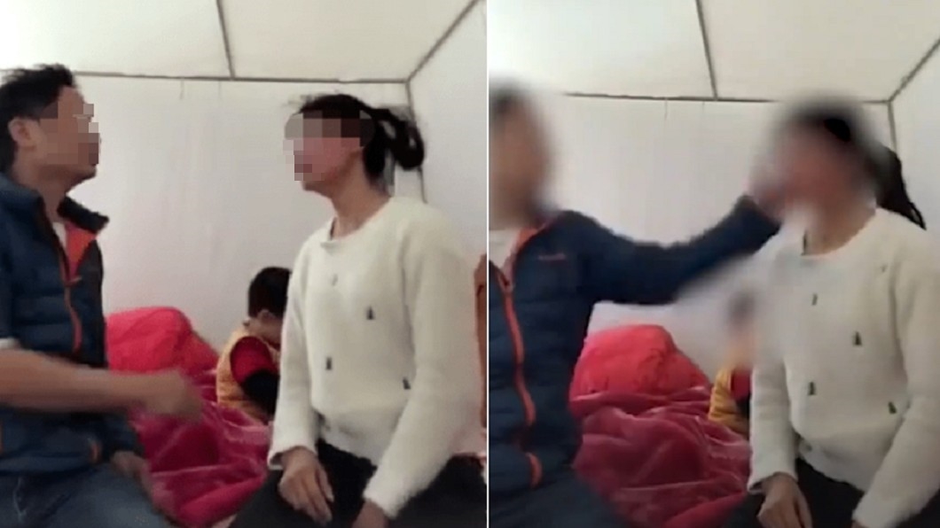 孩子再後方全程目睹。(圖/翻攝自微博)