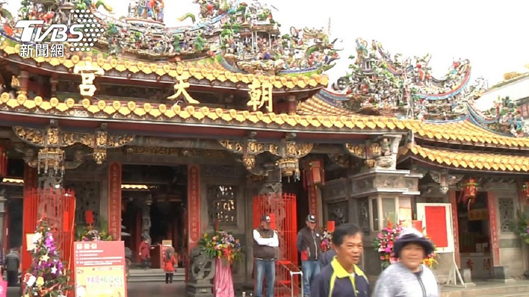 北港國中教師鄭詠仁在開完前,特地跑到朝天宮請示。(圖/TVBS資料畫面)