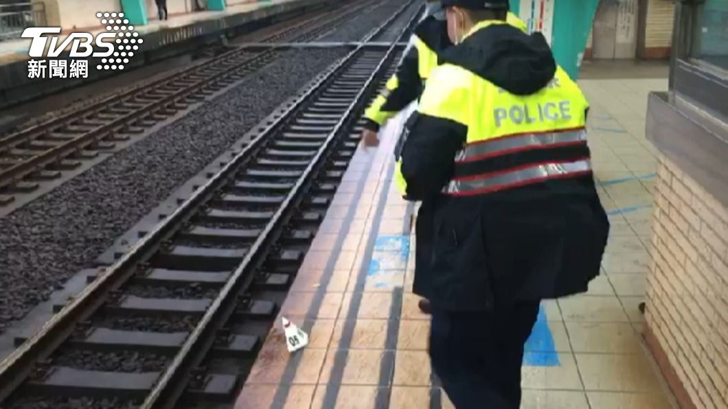 疑因氣溫驟降身體不適落軌,警方到場後失去呼吸心跳。(圖/TVBS)