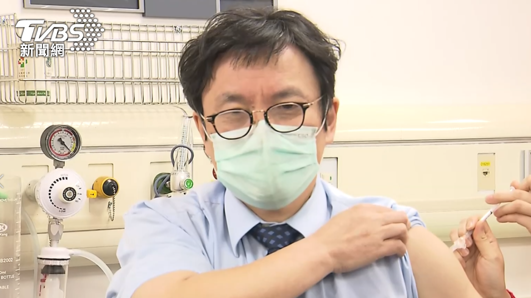 雙和醫院院長帶頭施打AZ疫苗。（圖／TVBS）
