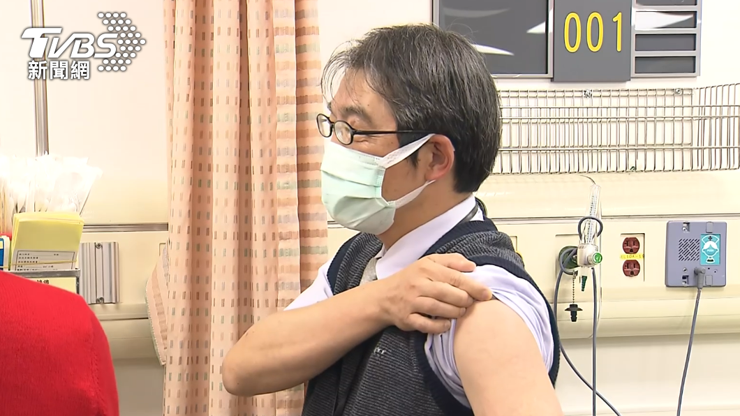 雙和醫院副院長施打AZ疫苗。（圖／TVBS）