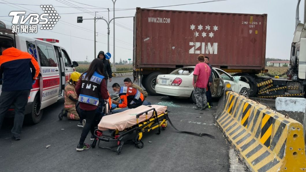 轎車遭撞擊後，其中4名乘客瞬間拋出車外。（圖／TVBS）