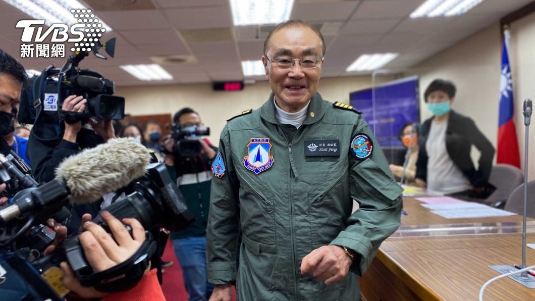 馮世寬著飛行服立院備詢成焦點 強調好好照顧榮民