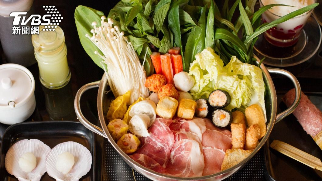 蟹肉棒是許多火鍋種類中會出現的火鍋配料。(示意圖/shutterstock達志影像)