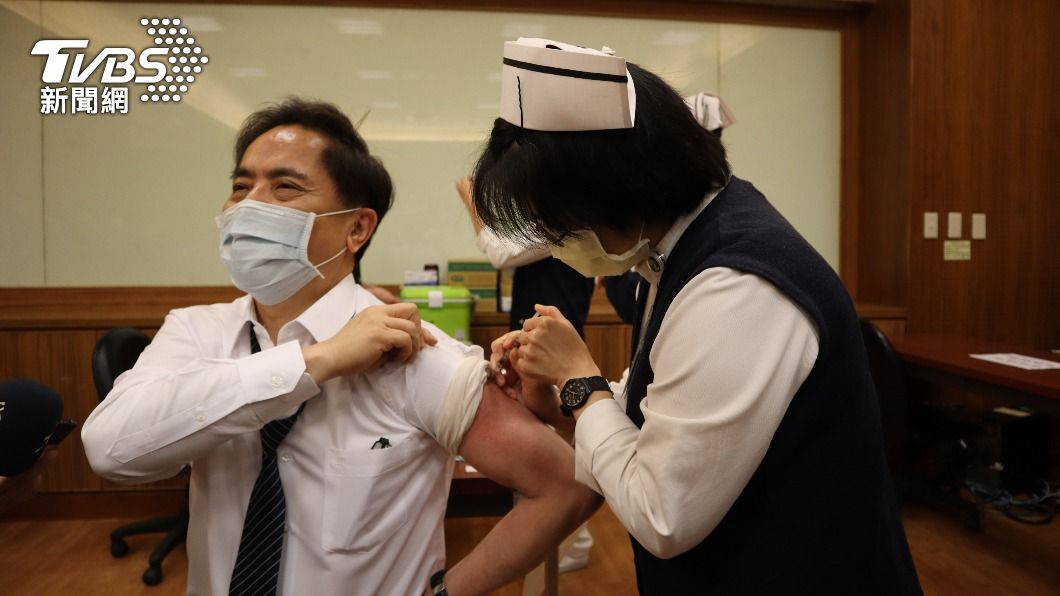 花蓮慈濟首波22人打AZ疫苗 院長林欣榮帶頭接種