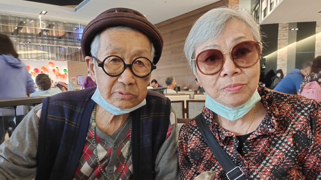 脫線貼出夫妻合照。(圖/翻攝自脫線臉書)