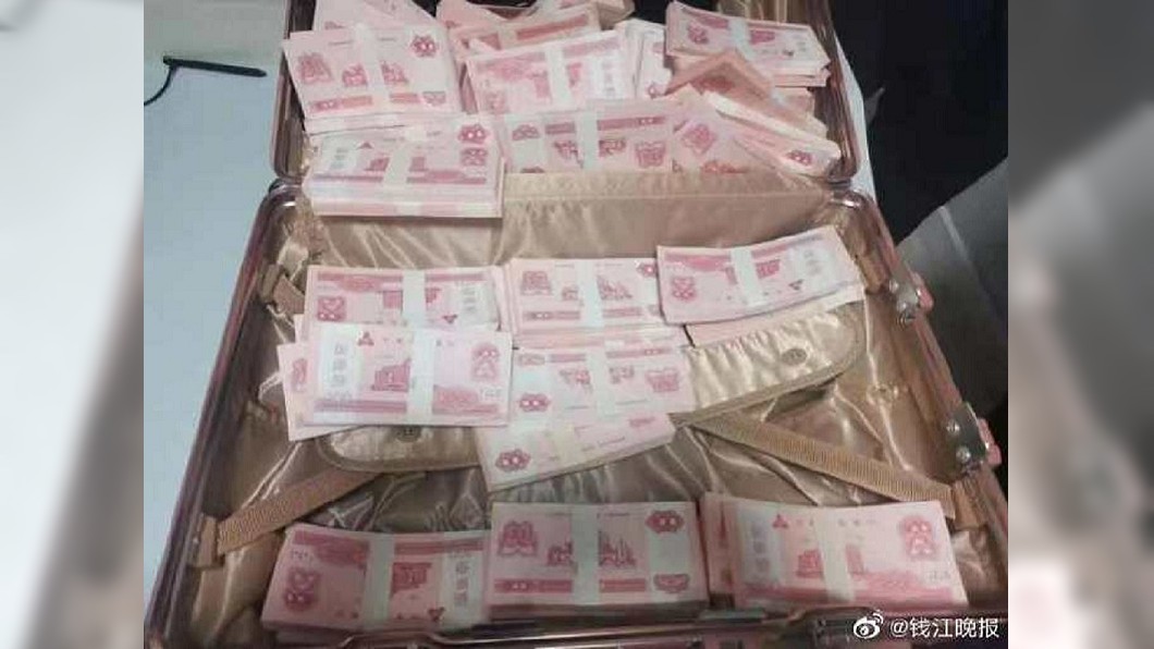 事後女方打開聘金箱一看發現被騙了,裡面全是銀行練習用的點鈔券。(圖/翻攝自微博)