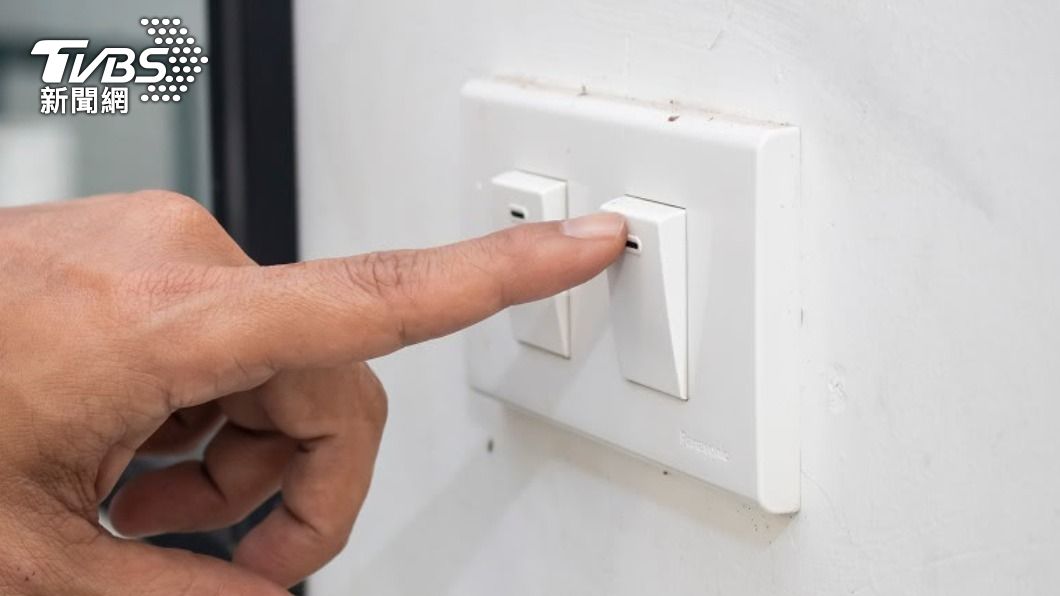 一名網友的弟弟近日挑戰最低極限用電量。（示意圖／Shutterstock達志影像）