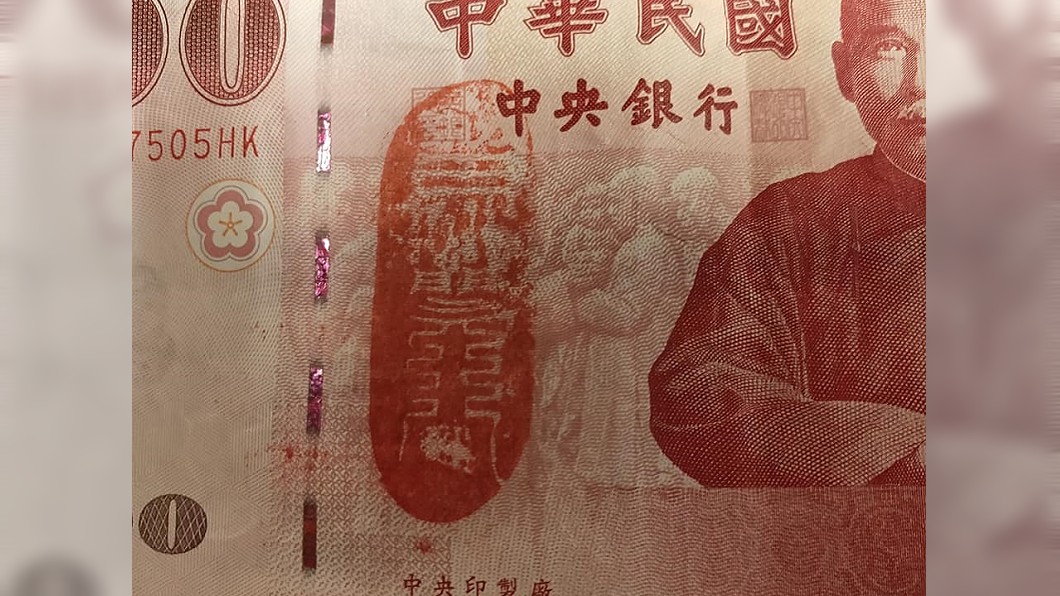 收百鈔驚見「血紅符咒」她急塞功德箱 內行曝招財效果