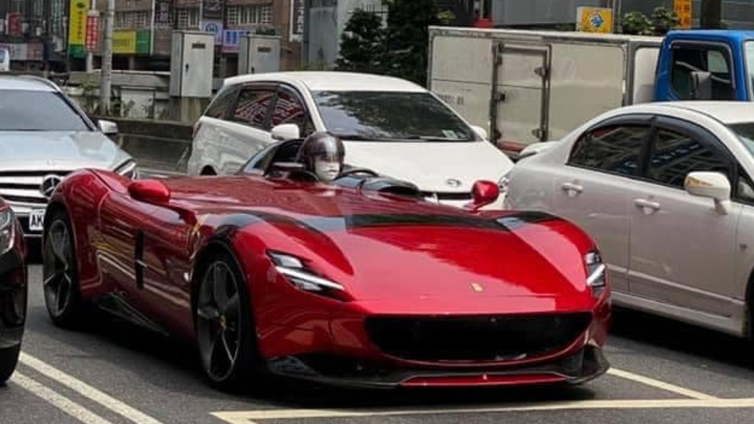 網友在路上目擊法拉利限量跑車Monza SP1。(圖/翻攝自「爆廢公社二館」)